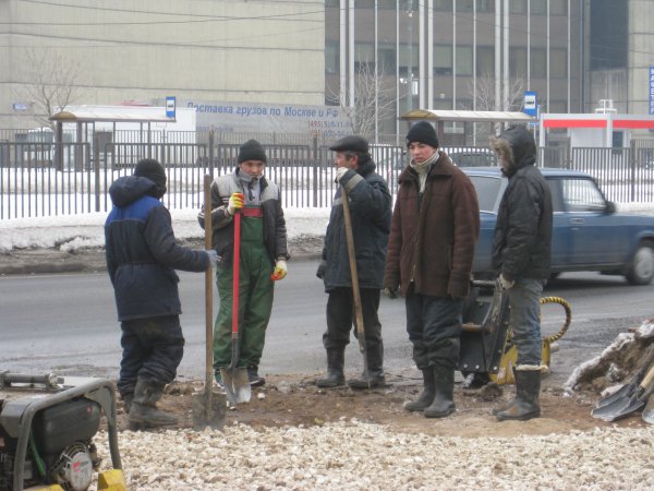 Лужков, уходя, сказал Собянину, что под одним из московских тротуаров зарыт клад (с) Лужков, уходя, сказал Собянину, что под одним из московских тротуаров зарыт клад (с)